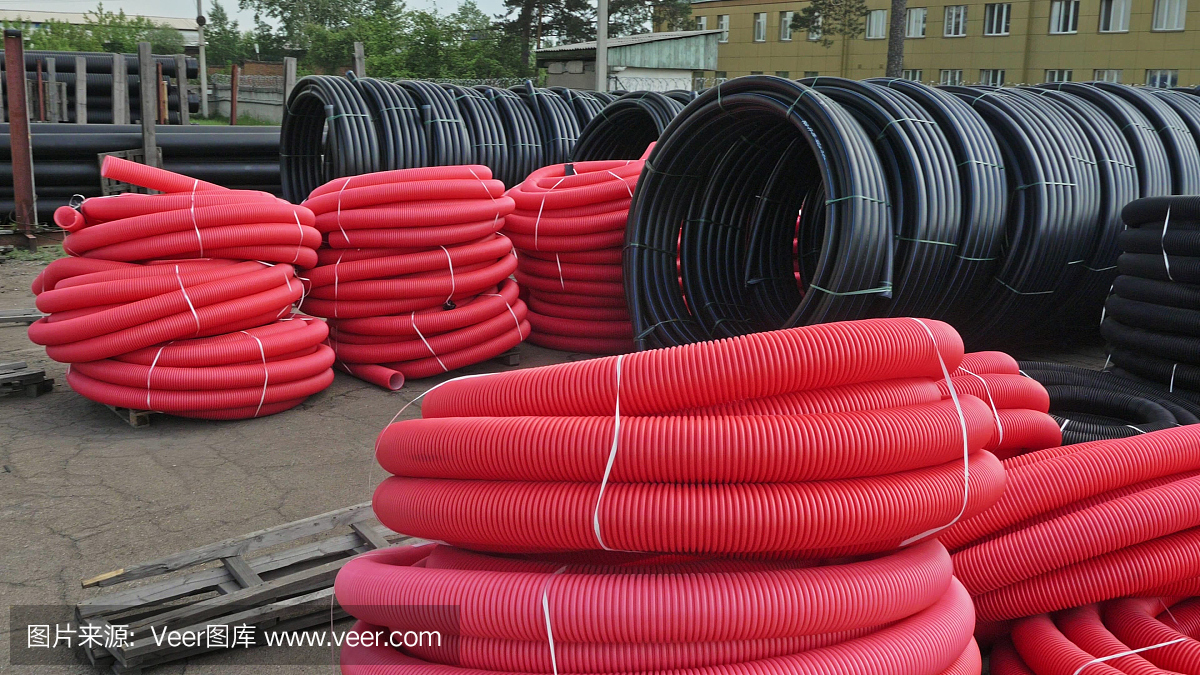 成品塑料管倉庫,工業(yè)戶外儲(chǔ)存場(chǎng)地。生產(chǎn)塑料水管的工廠。